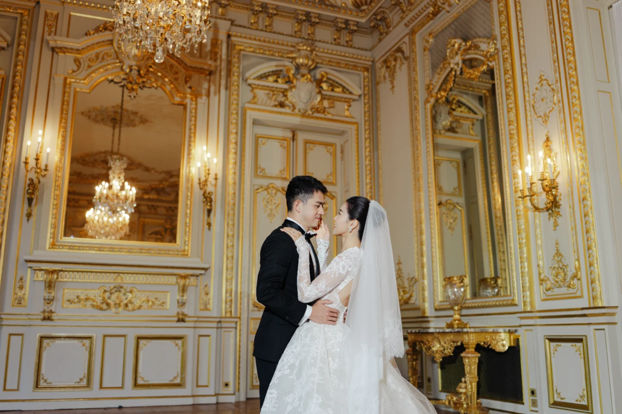 Couple dans une salle de réception élégante