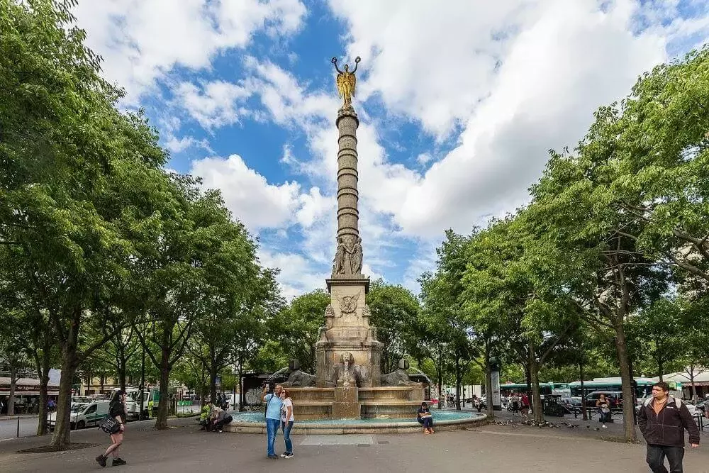 Vue de la Place du Châtelet à Paris en soirée